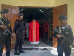 Kawal Jumat Agung, Brimob Bone Bersenjata Lengkap Patroli di Gereja