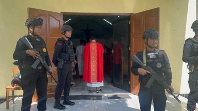 Kawal Jumat Agung, Brimob Bone Bersenjata Lengkap Patroli di Gereja