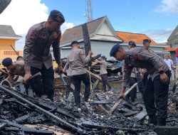 Wujud Kepedulian Terhadap Korban Kebakaran di Bajoe, Brimob Bone Lakukan Ini