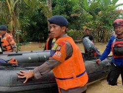 Tim SAR Batalyon C Pelopor Bantu Masyarakat Korban Banjir di Wajo