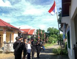 Patroli Brimob Bone Himbau Warga Kibarkan Bendera Merah Putih  Selama Bulan Agustus