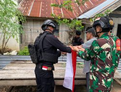 Patroli Brimob Yon C Pelopor Dan Kodim 1407 Bone Kompak Bagi-bagi Bendera ke Warga