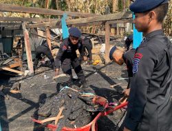 Brimob Bone Bantu Korban Kebakaran Jalan Andi Massakirang Bone, Bersihkan Sisa Puing Kebakaran