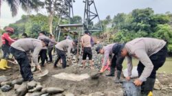Bukti Nyata Personel Batalyon C Pelopor Satbrimob Polda Sulsel Kepada Masyarakat Dalam Membangun Jembatan Gantung di Desa Watu, Kab. Soppeng