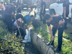 Personel Batalyon D Pelopor Satbrimob Polda Sulsel Gelar Bakti Sosial di Masamba