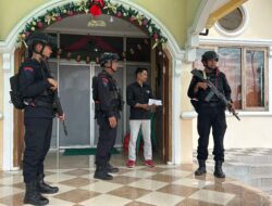 Personel Batalyon C Pelopor Laksanakan Patroli Kamtibmas di Sejumlah Gereja di Kabupaten Bone dalam Rangka Perayaan Natal dan Tahun Baru