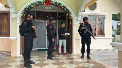 Personel Batalyon C Pelopor Laksanakan Patroli Kamtibmas di Sejumlah Gereja di Kabupaten Bone dalam Rangka Perayaan Natal dan Tahun Baru