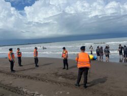 Subsatgas SAR Batalyon A Pelopor Satbrimob Polda Sulsel Laksanakan Patroli di Pantai Bosowa Kota Makassar
