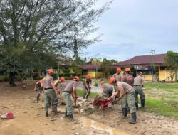 Personel Satbrimob Polda Sulsel BKO Polda Aceh Laksanakan Pembersihan Lingkungan Pasca Bencanad Alam
