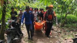 Personel Tim SAR Batalyon C Pelopor Bersama Basarnas dan Instansi Terkait Berhasil Evakuasi Korban Tenggelam di Sungai Lacinde Kabupaten Wajo
