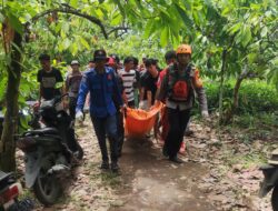 Personel Tim SAR Batalyon C Pelopor Bersama Basarnas dan Instansi Terkait Berhasil Evakuasi Korban Tenggelam di Sungai Lacinde Kabupaten Wajo