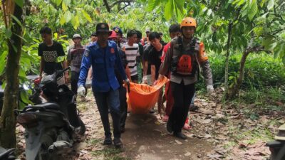 Personel Tim SAR Batalyon C Pelopor Bersama Basarnas dan Instansi Terkait Berhasil Evakuasi Korban Tenggelam di Sungai Lacinde Kabupaten Wajo
