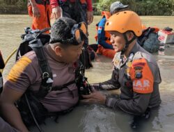 Gerak Cepat Personel Batalyon C Pelopor Bersama Tim Gabungan Cari Korban Hanyut di Sungai Lacinde