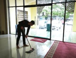 HARI LIBUR GEGANA BERSIH-BERSIH MESJID