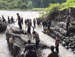 Memasuki Hari Ketiga, Personel Batalyon B Pelopor Satbrimob Polda Sulsel Lanjutkan Pembangunan darurat / Jembatan Gantung