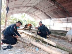 Brimob Polda Sulsel Lanjutkan Hari ke-3 Pembuatan Balasuji Pengukuhan Kemakolean Baebunta