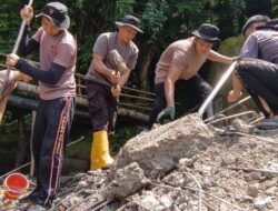 Batalyon B Pelopor Satbrimob Polda Sulsel Bersama Polres Barru Bersinergi Bangun Jembatan Penghubung Dua Dusun