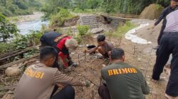 Memasuki Hari ke-10, Personel Batalyon B Pelopor Satbrimob Polda Sulsel Terus Genjot Pembangunan Jembatan di Kabupaten Barru
