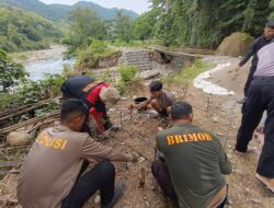 Memasuki Hari ke-10, Personel Batalyon B Pelopor Satbrimob Polda Sulsel Terus Genjot Pembangunan Jembatan di Kabupaten Barru