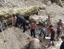 Batalyon B Pelopor Satbrimob Polda Sulsel Bersama Polres Barru Bersinergi Bangun Jembatan Penghubung Dua Dusun