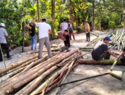 PERSONEL BATALYON D PELOPOR BRIMOB POLDA SULSEL LAKSANAKAN GOTONG ROYONG PEMBUATAN BALA SUJI DI DESA BAEBUNTA