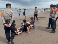 Tingkatkan Kewaspadaan Wisata Bahari, Personel SAR Batalyon A Pelopor Intensifkan Patroli Dialogis di Pantai Indah Bosowa