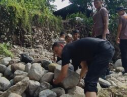 Brimob Batalyon B Pelopor Gerak Cepat Bangun Jembatan di Desa Nepo Barru