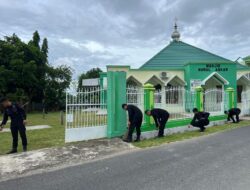 Personel Batalyon B Pelopor Brimob Sulsel Bersihkan Masjid Nur Askar Jelang Sholat Jumat