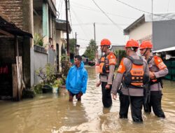 BRIMOB LAKSANAKAN PATROLI SAR DAN EVAKUASI WARGA DI WILAYAH RAWAN BANJIR