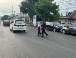 Langkah Kecil Penuh Kepedulian, Personel Batalyon C Pelopor Dampingi Pelajar Menyeberang Jalan