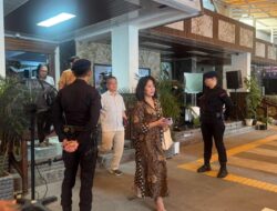 Personel Detasemen Gegana Satbrimob Polda Sulawesi Selatan melaksanakan Patroli memantau jalannya ibadah mingguan di beberapa gereja di Makassar