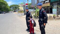 *Setiap Saat Personil Detasemen Gegana Membantu Menyebrangkan Anak sekolah*
