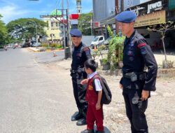 *Setiap Saat Personil Detasemen Gegana Membantu Menyebrangkan Anak sekolah*