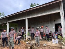 Personel Satuan Brimob Polda Sulsel melaksanakan operasi bantuan kemanusiaan kepada masyarakat terdampak bencana alam di wilayah Provinsi Aceh