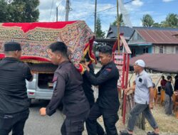 Personel Batalyon C Pelopor Laksanakan Giat Melayat dan Bantu Prosesi Pemakaman Almarhumah Hj. Sanating