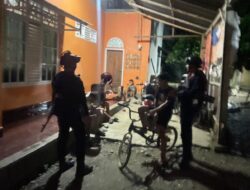 Patroli Malam dan Sambang Warga Personel Brimob di Wilayah Mancani