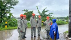 Personel Batalyon A Pelopor Satbrimob Polda Sulawesi Selatan melaksanakan patroli SAR di wilayah rawan banjir sekitar Waduk Borong Ayu, Kelurahan Antang, Kecamatan Manggala, Kota Makassar.