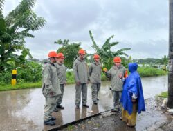 Personel Batalyon A Pelopor Satbrimob Polda Sulawesi Selatan melaksanakan patroli SAR di wilayah rawan banjir sekitar Waduk Borong Ayu, Kelurahan Antang, Kecamatan Manggala, Kota Makassar.