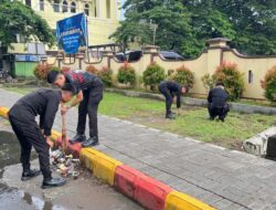 Kerja Bakti Personil Detasemen Gegana Dimusim Hujan