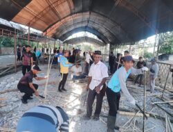 Personel Batalyon D Pelopor Brimob Polda Sulsel Laksanakan Gotong Royong Jelang Pelantikan Opu Makole Baebunta