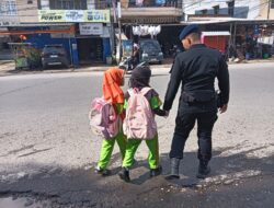 Pasukan Detasemen Gegana melaksanakan pengaturan dan membantu pengguna jalan, khususnya anak sekolah dalam menyebrang jalan untuk menghindari terjadinya kecelakaan