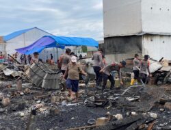 Personel Batalyon D Pelopor Laksanakan Pembersihan Rumah Warga Pasca Kebakaran di Desa Tana Rigella