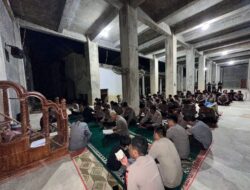 Di Sela Tugas Kemanusiaan, Personel Satbrimob Polda Sulsel Gelar Yasinan dan Doa Bersama untuk Warga Terdampak Banjir di Aceh