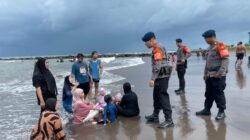* Tim SAR Personel Batalyon A Pelopor Satbrimob Polda Sulsel melaksanakan kegiatan patroli dan pengamanan kawasan wisata Pantai Indah Bosowa, Kota Makassar*