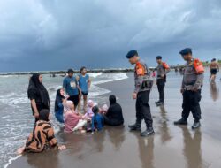 * Tim SAR Personel Batalyon A Pelopor Satbrimob Polda Sulsel melaksanakan kegiatan patroli dan pengamanan kawasan wisata Pantai Indah Bosowa, Kota Makassar*