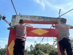 Personel Batalyon D Pelopor Perkuat Baut Jembatan Gantung Salusule
