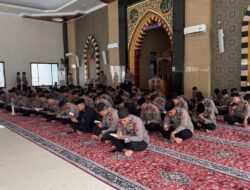 Menjaga Negeri, Mendekatkan Diri, Tadarus Al-Qur’an Pasukan Gegana di Hari ke-26 Ramadhan