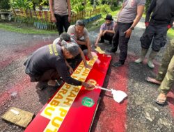 Personel Batalyon D Pelopor Memasang Stiker Plank Nama Jembatan Salusule