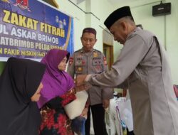 Batalyon B Pelopor Satuan Brimob Polda Sulsel Serahkan Zakat Fitrah kepada Kaum Duafa