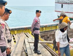 Patroli Dialogis Jelang Lebaran, Tim SAR Batalyon C Pelopor Beri Imbauan Keselamatan di Pelabuhan Rakyat Bajoe